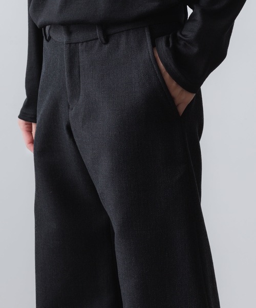 ato（アトウ）の「RECYCLE POLYESTER/WOOL WIDE FLAIR PANTS（その他パンツ・メンズ・ブラック/グレイッシュベージュ・46/44/48）」の15枚目の写真