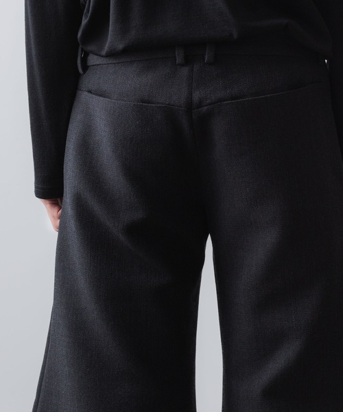 ato（アトウ）の「RECYCLE POLYESTER/WOOL WIDE FLAIR PANTS（その他パンツ・メンズ・ブラック/グレイッシュベージュ・46/44/48）」の14枚目の写真
