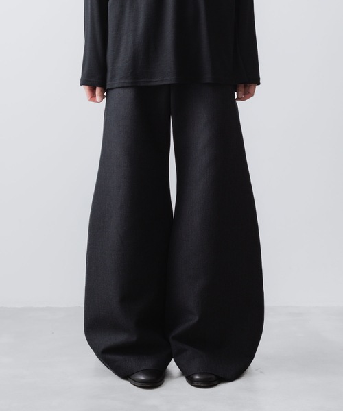 ato（アトウ）の「RECYCLE POLYESTER/WOOL WIDE FLAIR PANTS（その他パンツ・メンズ・ブラック/グレイッシュベージュ・46/44/48）」の22枚目の写真