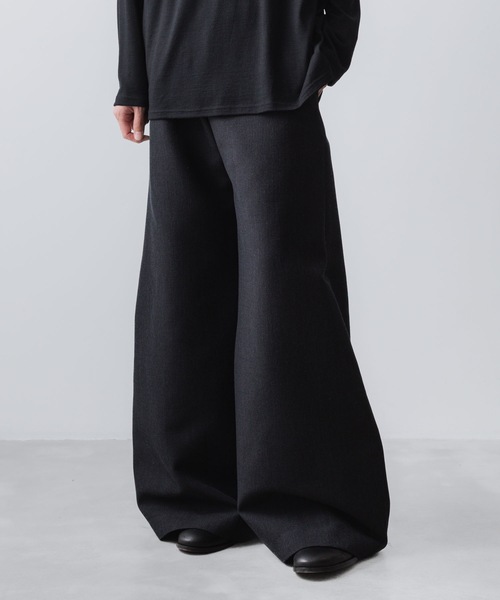 ato（アトウ）の「RECYCLE POLYESTER/WOOL WIDE FLAIR PANTS（その他パンツ・メンズ・ブラック/グレイッシュベージュ・46/44/48）」の21枚目の写真
