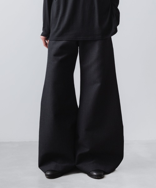 ato（アトウ）の「RECYCLE POLYESTER/WOOL WIDE FLAIR PANTS（その他パンツ・メンズ・ブラック/グレイッシュベージュ・46/44/48）」の20枚目の写真