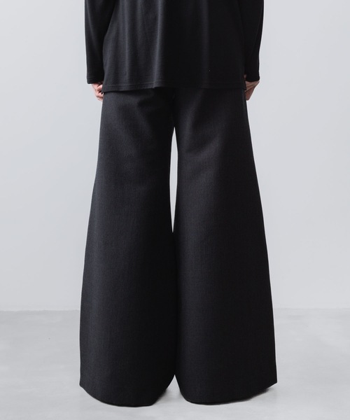 ato（アトウ）の「RECYCLE POLYESTER/WOOL WIDE FLAIR PANTS（その他パンツ・メンズ・ブラック/グレイッシュベージュ・46/44/48）」の17枚目の写真