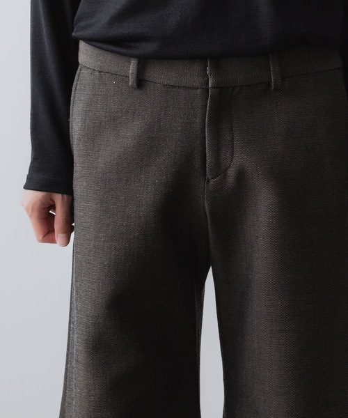 ato(アトウ)の「RECYCLE POLYESTER/WOOL WIDE FLAIR PANTS(その他パンツ・メンズ・ブラック/グレイッシュベージュ・46/44/48)」の15枚目の写真