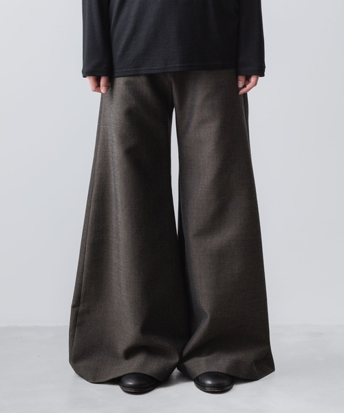 ato(アトウ)の「RECYCLE POLYESTER/WOOL WIDE FLAIR PANTS(その他パンツ・メンズ・ブラック/グレイッシュベージュ・46/44/48)」の21枚目の写真