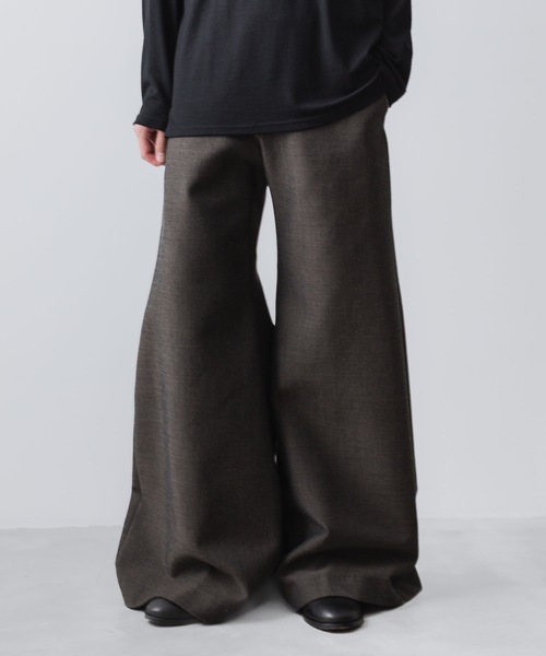 ato(アトウ)の「RECYCLE POLYESTER/WOOL WIDE FLAIR PANTS(その他パンツ・メンズ・ブラック/グレイッシュベージュ・46/44/48)」の19枚目の写真