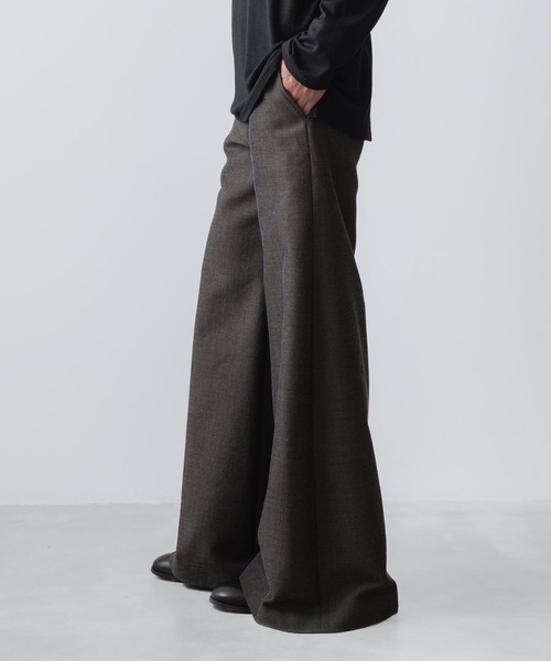 ato(アトウ)の「RECYCLE POLYESTER/WOOL WIDE FLAIR PANTS(その他パンツ・メンズ・ブラック/グレイッシュベージュ・46/44/48)」の18枚目の写真