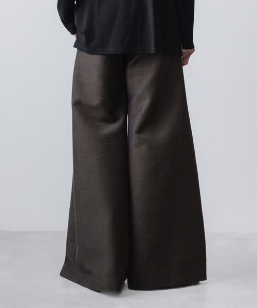 ato(アトウ)の「RECYCLE POLYESTER/WOOL WIDE FLAIR PANTS(その他パンツ・メンズ・ブラック/グレイッシュベージュ・46/44/48)」の17枚目の写真