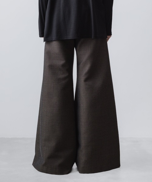 ato(アトウ)の「RECYCLE POLYESTER/WOOL WIDE FLAIR PANTS(その他パンツ・メンズ・ブラック/グレイッシュベージュ・46/44/48)」の16枚目の写真