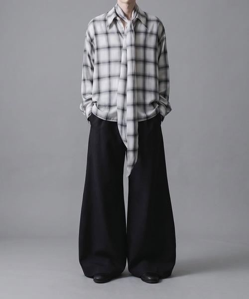 ato(アトウ)の「RECYCLE POLYESTER/WOOL WIDE FLAIR PANTS(その他パンツ・メンズ・ブラック/グレイッシュベージュ・46/44/48)」の5枚目の写真