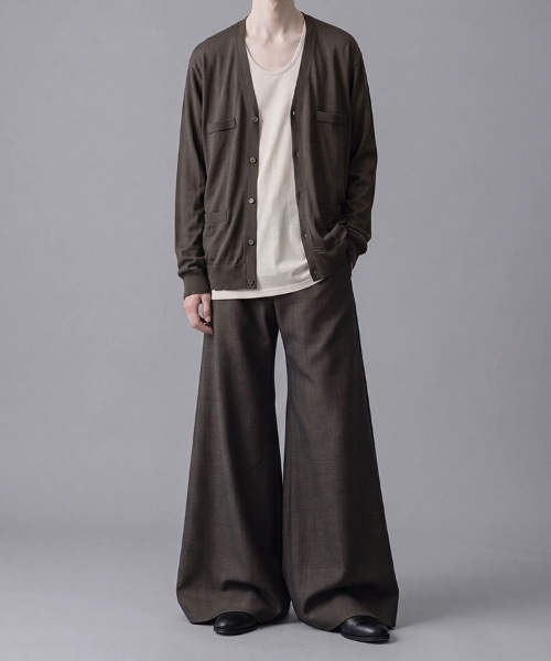 ato(アトウ)の「RECYCLE POLYESTER/WOOL WIDE FLAIR PANTS(その他パンツ・メンズ・ブラック/グレイッシュベージュ・46/44/48)」の4枚目の写真