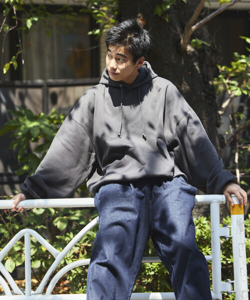 FREAK'S STORE(フリークスストア)の「限定展開 CHOW DOWN/チャウダウン スーパーワイドシルエット ワンポイント刺繍 プルオーバー パーカー(パーカー・メンズ・アッシュグレー/ネイビー/スミクロ/グレイッシュベージュ・SMALL/MEDIUM/LARGE)」の7枚目の写真