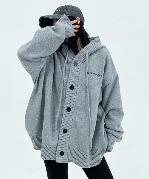 Dalfwin（ダールフィン）の「韓国ファッション blackenergy刺繍ロゴフロントボタンニットパーカーカーディガン（カーディガン/ボレロ・レディース・ブラック/グレー・FREE）」の19枚目の写真