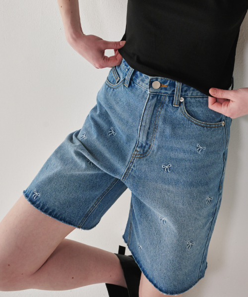 RONRON（ロンロン）の「RIBBON PRINTED DENIM HALF PANTS LIGHT BLUE（デニムパンツ・レディース・その他・SMALL/MEDIUM）」の4枚目の写真