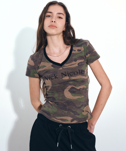 NICK&NICOLE（ニックアンドニコール）の「NICOLE CAMO V SLEEVE TOP_KHAKI（Tシャツ/カットソー・レディース・カーキ・FREE）」の2枚目の写真