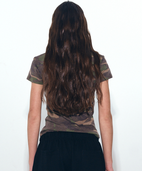 NICK&NICOLE（ニックアンドニコール）の「NICOLE CAMO V SLEEVE TOP_KHAKI（Tシャツ/カットソー・レディース・カーキ・FREE）」の3枚目の写真