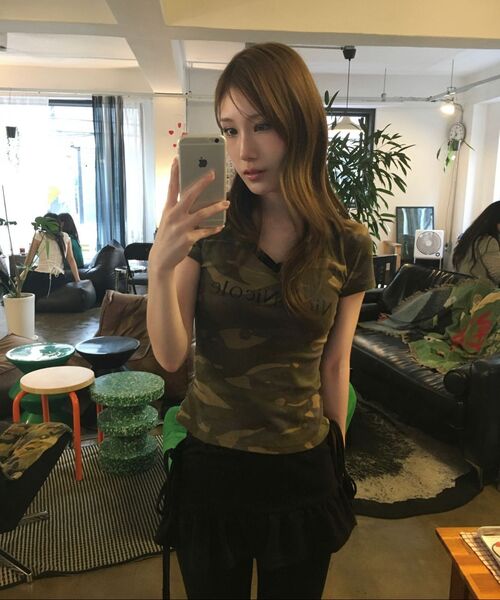 NICK&NICOLE（ニックアンドニコール）の「NICOLE CAMO V SLEEVE TOP_KHAKI（Tシャツ/カットソー・レディース・カーキ・FREE）」の6枚目の写真
