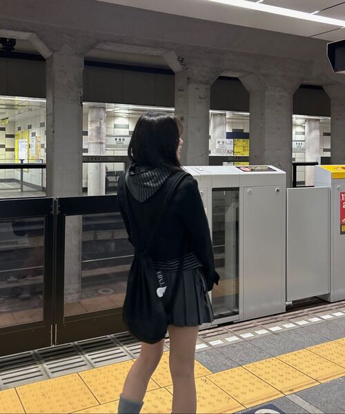 TYPESERVICE（タイプサービス）の「Ruffled Stripe Zip Hoodie [Black]（パーカー・レディース・ブラック・FREE）」の3枚目の写真