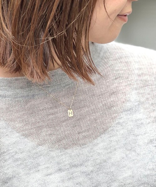 grace grace (グラスグラス)の「【grace grace/グラスグラス】10KイニシャルプレートNL-H(ネックレス・レディース・ゴールド・FREE)」の5枚目の写真