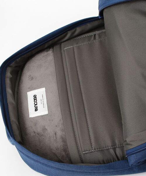 incase(インケース)の「Incase Crosstown Compact Backpack - Navy(ショルダーバッグ・メンズ・ネイビー・ONE SIZE)」の4枚目の写真