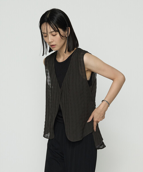 Gabardine K.T(ギャバジンケーティー)の「〔 +サイズ 〕 チェック柄カラミ ジレ(ベスト・レディース・ブラック/ダークブラウン・15号)」の2枚目の写真