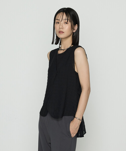 Gabardine K.T(ギャバジンケーティー)の「〔 +サイズ 〕 チェック柄カラミ ジレ(ベスト・レディース・ブラック/ダークブラウン・15号)」の1枚目の写真