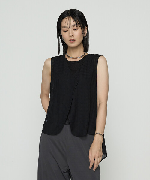 Gabardine K.T(ギャバジンケーティー)の「〔 +サイズ 〕 チェック柄カラミ ジレ(ベスト・レディース・ブラック/ダークブラウン・15号)」の5枚目の写真