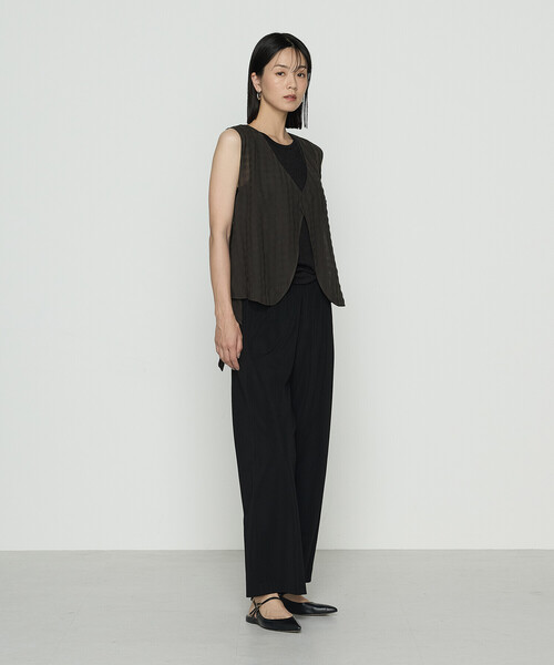 Gabardine K.T(ギャバジンケーティー)の「〔 +サイズ 〕 チェック柄カラミ ジレ(ベスト・レディース・ブラック/ダークブラウン・15号)」の6枚目の写真