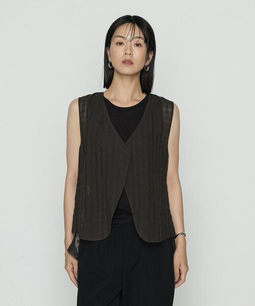 Gabardine K.T(ギャバジンケーティー)の「〔 +サイズ 〕 チェック柄カラミ ジレ(ベスト・レディース・ブラック/ダークブラウン・15号)」の8枚目の写真