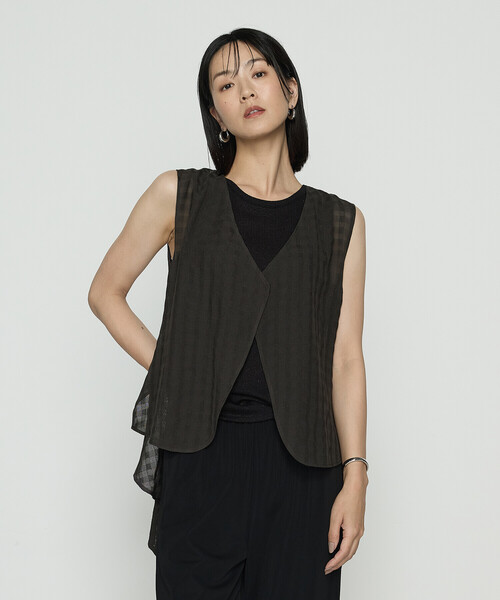 Gabardine K.T(ギャバジンケーティー)の「〔 +サイズ 〕 チェック柄カラミ ジレ(ベスト・レディース・ブラック/ダークブラウン・15号)」の10枚目の写真
