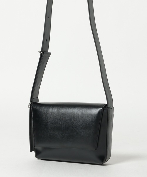 RAGEBLUE（レイジブルー）の「Synthetic Leather Compact Shoulder Bag シンセティックレザー/フラップミニショルダーバッグ（ショルダーバッグ・メンズ・ブラック・FREE）」の18枚目の写真