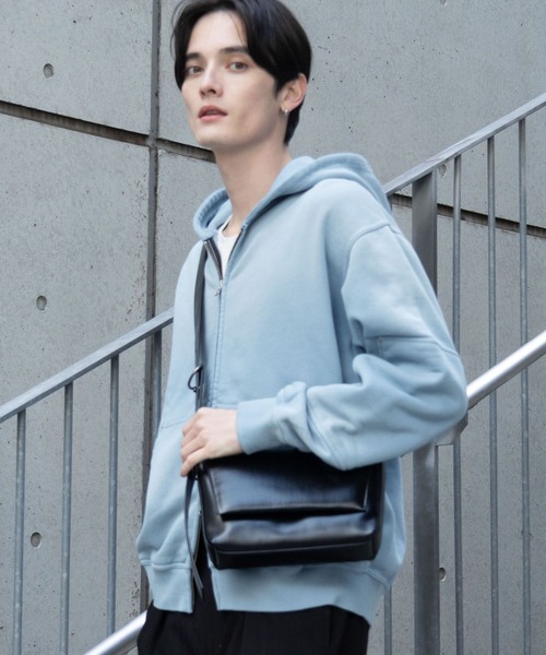 RAGEBLUE（レイジブルー）の「Synthetic Leather Compact Shoulder Bag シンセティックレザー/フラップミニショルダーバッグ（ショルダーバッグ・メンズ・ブラック・FREE）」の16枚目の写真