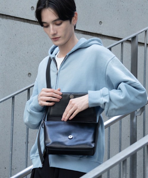 RAGEBLUE（レイジブルー）の「Synthetic Leather Compact Shoulder Bag シンセティックレザー/フラップミニショルダーバッグ（ショルダーバッグ・メンズ・ブラック・FREE）」の17枚目の写真