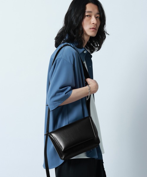 RAGEBLUE（レイジブルー）の「Synthetic Leather Compact Shoulder Bag シンセティックレザー/フラップミニショルダーバッグ（ショルダーバッグ・メンズ・ブラック・FREE）」の19枚目の写真