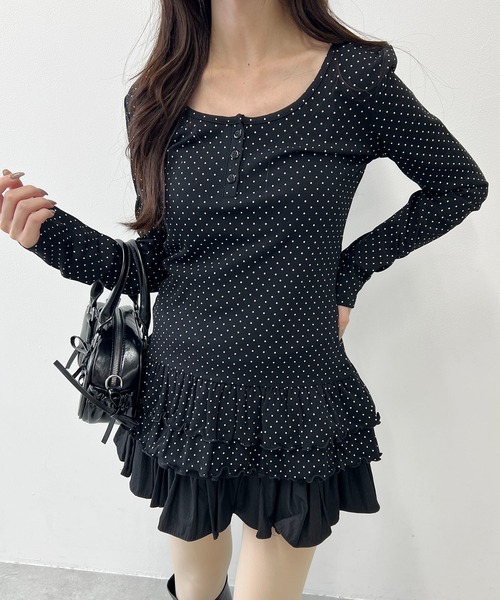 PHILLY（フィリー）の「ヘムフリルドットヘンリーネックトップス（Tシャツ/カットソー・レディース・ブラック/ホワイト・FREE）」の2枚目の写真