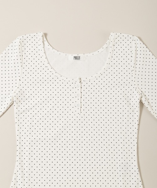 PHILLY（フィリー）の「ヘムフリルドットヘンリーネックトップス（Tシャツ/カットソー・レディース・ブラック/ホワイト・FREE）」の13枚目の写真