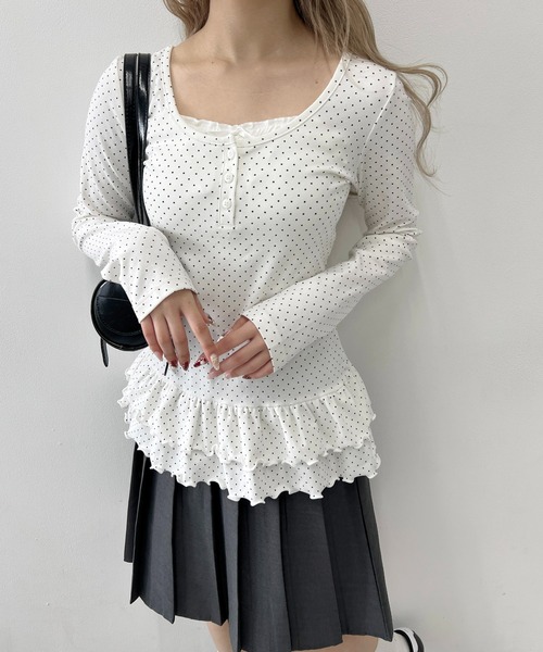 PHILLY（フィリー）の「ヘムフリルドットヘンリーネックトップス（Tシャツ/カットソー・レディース・ブラック/ホワイト・FREE）」の4枚目の写真