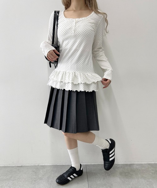 PHILLY（フィリー）の「ヘムフリルドットヘンリーネックトップス（Tシャツ/カットソー・レディース・ブラック/ホワイト・FREE）」の5枚目の写真