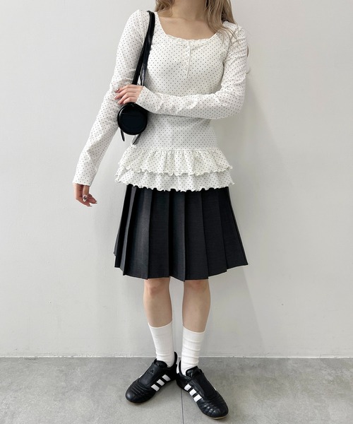 PHILLY（フィリー）の「ヘムフリルドットヘンリーネックトップス（Tシャツ/カットソー・レディース・ブラック/ホワイト・FREE）」の6枚目の写真