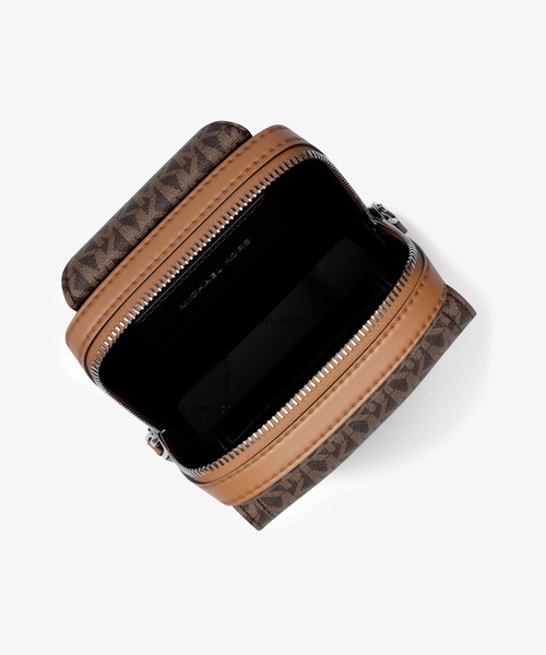 MICHAEL KORS(マイケルコース)の「HUDSON フラップ スリングパッグ ミディアム - MKシグネチャー(バックパック/リュック・メンズ・ブラウン系その他・FREE)」の3枚目の写真