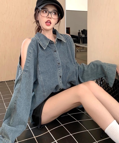 SHEENA(シーナ)の「オープンショルダーデニムシャツ(シャツ/ブラウス・レディース・ダークブルー・M)」の3枚目の写真
