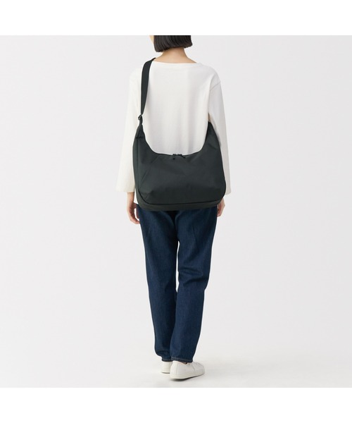 無印良品(ムジルシリョウヒン)の「撥水 2WAY ワンショルダー バッグ(ショルダーバッグ・レディース・グレー/ブルー系/ブラック/ダークベージュ・FREE)」の2枚目の写真
