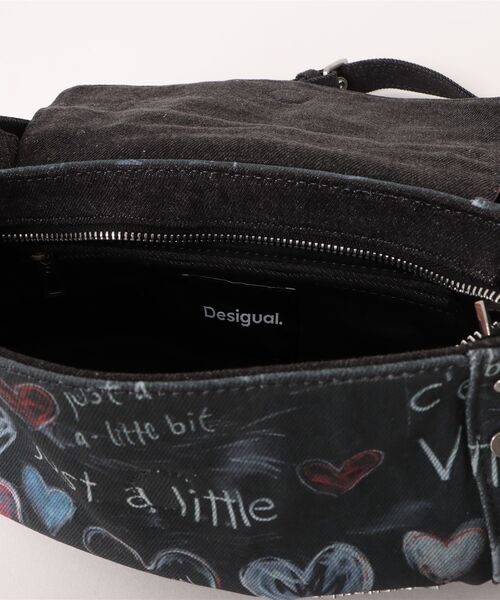 Desigual（デシグアル）の「グラフィティプリント デニム風ミディアムショルダーバッグ ストリート×ラグジュアリー【2026年春夏 新作】（ショルダーバッグ・レディース・マルチ・FREE）」の7枚目の写真