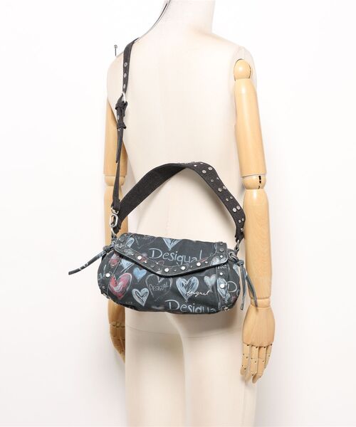 Desigual（デシグアル）の「グラフィティプリント デニム風ミディアムショルダーバッグ ストリート×ラグジュアリー【2026年春夏 新作】（ショルダーバッグ・レディース・マルチ・FREE）」の8枚目の写真