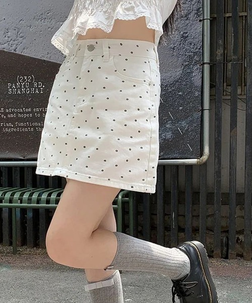 shyam inspiration（シャムインスピレーション）の「小花柄モノトーンデニムスカート（デニムスカート・レディース・ブラック/ホワイト・LARGE/MEDIUM）」の2枚目の写真