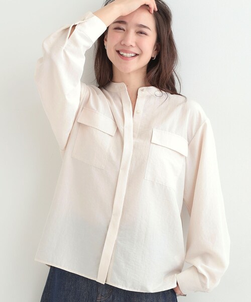 SHOO・LA・RUE（シューラルー）の「【イージーケア/S-LL/UV】きれいめにもラフにも　ダブルフラップポケットバンドカラーシャツ（シャツ/ブラウス・レディース・ブラウン系その他/ベビーピンク/ライトベージュ/ネイビー系2・04/03/02/01）」の2枚目の写真