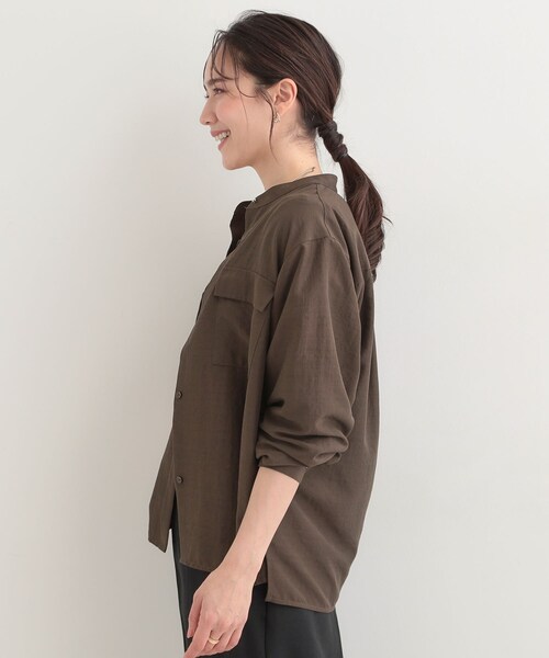 SHOO・LA・RUE（シューラルー）の「【イージーケア/S-LL/UV】きれいめにもラフにも　ダブルフラップポケットバンドカラーシャツ（シャツ/ブラウス・レディース・ブラウン系その他/ベビーピンク/ライトベージュ/ネイビー系2・04/03/02/01）」の7枚目の写真