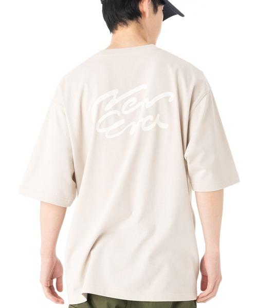 NEW ERA(ニューエラ)の「ニューエラアパレル 半袖Tシャツ 筆記体ロゴ バックプリントONSPOTZ別注(Tシャツ/カットソー・メンズ・ストーン/ホワイト/グレー/ブラック・XXL/S/M/XL/L)」の2枚目の写真