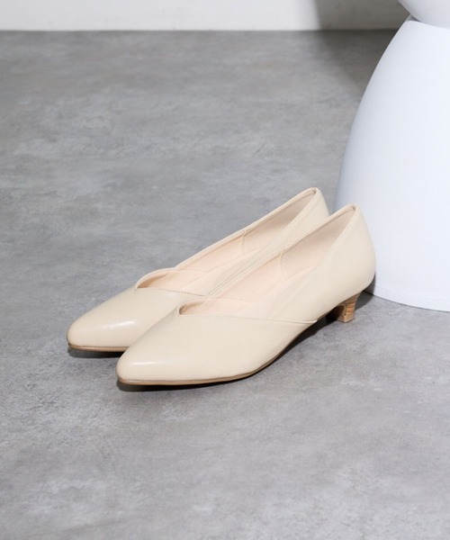 Au BANNISTER（オゥバニスター）の「【販売店舗限定】Vカットパンプス（パンプス・レディース・ブラック/アイボリー/シルバー・38/36/37/39/35）」の3枚目の写真