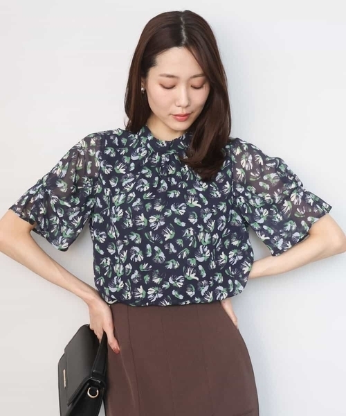 MK MICHEL KLEIN(エムケーミッシェルクラン)の「タックスリーブ花柄シフォンブラウス/洗える(シャツ/ブラウス・レディース・ネイビー/ミント・38)」の1枚目の写真