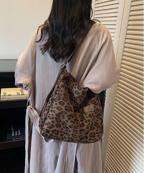 FREE STYLISTS(フリー スタイリスト)の「Y2K 【アニマル柄★多収納】レオパード柄 キャンバス ショルダーバッグ 大容量 トートバッグ A4サイズ対応 3WAY(ショルダーバッグ・レディース・レオパード・FREE)」の13枚目の写真